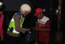 Ramadan Penuh Berkah, Kapolres Loteng Gelar Sahur on the Road dan Berbagi Sembako