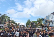 Suasana Ramadan, Ribuan Warga NTB Tumpah Ruah Nonton Pawai Ogoh-ogoh di Mataram