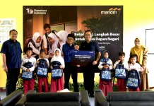 Bank Mandiri Bagikan Ribuan Tas Sekolah di Lombok