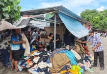 H-1 Lebaran, Warga Serbu Pasar Karang Sukun Berburu Baju Bekas