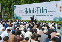 Ribuan Warga Salat Ied di Lapangan Bumi Gora, Gubernur Tekankan Kepedulian Sosial