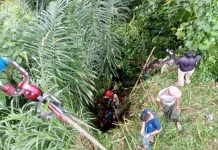 Damkarmat Lotim, Evakuasi Korban Motor Jatuh ke Jurang