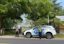 Polisi Atur Lalu Lintas di Jalur Wisata Pantai Mataram