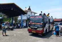 Arus Mudik-Balik, Penumpang Terminal Sumer Payung Naik Tipis