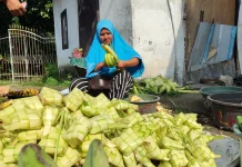 Warga Serbu Ketupat Anyam Persiapan Lebaran Topat