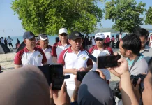 Kapolda NTB Turun Tangan Bersih Pantai Tanjung Aan