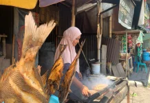 Lonjakan Wisata Religi Dongkrak Ekonomi Pedagang Ikan di Loang Baloq