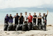 Buktikan Cinta Laut, Pemuda Rompo-Bima Ini Kompak Mungut Sampah di Pesisir Pantai
