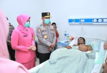Hangat di Balik Seragam: Sentuhan Kapolda NTB untuk Anggota yang Terbaring Sakit
