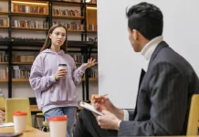 Mengenal Quiet Constraining, saat Rekan Kerja Sengaja Menahan Informasi