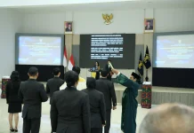 Kakanwil Kemenkum NTB Lantik dan Ambil Sumpah 5 Analis Hukum