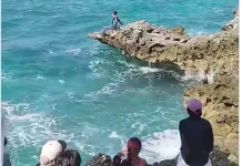 Spot Batu Karang Pantai Pink Lombok Timur Ramai meski Berisiko