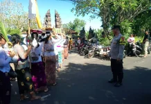 Polsek Selaparang Kawal Prosesi Ngaben Warga Monjok