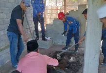 Damkarmat Lombok Timur Evakuasi  Tiga Ular di Kandang Ayam