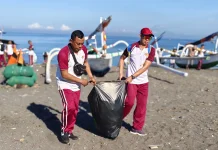 Polisi Bersihkan Pantai Tanjung Karang, Rutin Digelar Dua Kali Sepekan