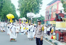 Polsek Mataram Kawal Prosesi Mendak Tirtha di Pura Pemaksan Pajang