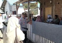 Cegah DBD, Polsek Bolo dan Nakes Edukasi Warga Sambil Bersihkan Lingkungan