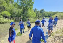 Polairud NTB Tanam Mangrove dan Bersih Pantai di Poto Tano
