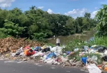 Tumpukan Sampah di Sekitar RSUD Praya Dikeluhkan Warga