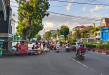 Arus Lalu Lintas Sore di Jalan Udayana Ramai Lancar