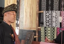 Proses Menenun Kain Sasak, Ketekunan Setiap Helai Benang