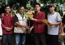 DLH Serahkan Bibit Pohon Kepada IMM Bima, Dorong Gerakan Hijaukan Bumi