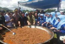 Youtuber Bobon Santoso Guncang Bima, Warga Serbu Masak Akbar di Lapangan Garuda