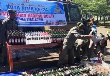 Pol PP Kota Bima Musnahkan 1.247 Botol Miras
