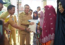 Wali Kota Bima Salurkan Cadangan Pangan Pemerintah