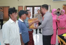 Kapolda NTB dan Ketua Bhayangkari Salurkan Sembako di SPN Belanting