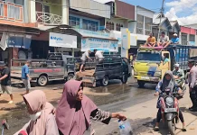 Oli Tumpah di Jalan, Polsek Bolo Bergerak Cepat