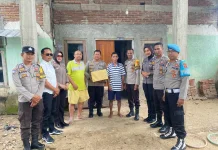 Peduli Warga Kurang Mampu, Polsek Rasbar Berbagi Sembako