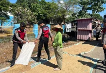 Tak Sekadar Patroli, Personel Samapta Polres Bima Ini Turun Tangan Bantu Warga Jemu