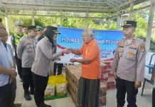Kapolres Sumbawa Bantu Korban Kebakaran Pemangong