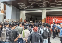 Puluhan Mahasiswa Tuntut Pemprov NTB Segera Perbaiki Jalan Rusak di Bima