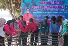 Jaga Laut dari Pesisir, Bhayangkari NTB Perluas Gerakan Penanaman Terumbu Karang