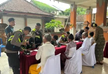 Polda NTB Gelar Bakti Kesehatan di IAHN Gede Puja, Ratusan Warga Terlayani