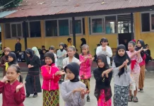 "Memperingati Hari Kartini ,Sejumlah Siswa Menarikan Tarian Tradsional"