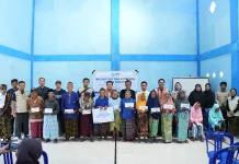 Semangat Kartini, PLN NTB Salurkan Santunan untuk 15 Lansia Dhuafa di Lombok Timur