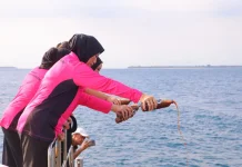 Jaga Ekosistem Gili, Bhayangkari NTB Menutrisi Laut dengan Eco-Enzim