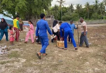 Semangat Gotong Royong Polisi Bersama Warga  Menjaga Pantai Sumbawa