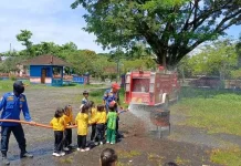 Edukasi Sejak Dini, Damkar Lombok Tengah Kenalkan Bahaya Kebakaran ke Anak TK