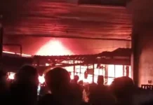 Kebakaran Melanda Pasar Pringgabaya, Petugas Berjibaku Padamkan Api