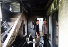Kebakaran Rumah di Monjok, Polisi Bantu Evakuasi Warga