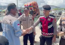 Polres Bima Kota Bagikan Snack kepada Buruh Pikul di Hari Buruh