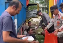 Hari Buruh, Polisi di Bima Turun Langsung Bantu Sopir dan Buruh