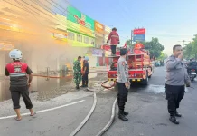 Kebakaran Minimarket di Sekarbela, Ledakan Awal Picu Kepanikan Warga