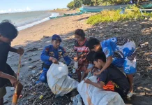 Polairud Polda NTB Bersama Anak-anak Pesisir Bersihkan Pantai Tanjung Luar