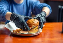 Sarung Tangan Plastik saat Makan, Lebih Higienis?