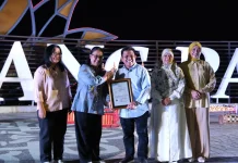 Kakanwil Kemenkum NTB Serahkan Sertifikat Merek “Car Free Nite” Lombok Barat